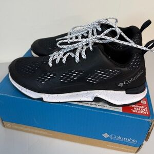 Columbia women’s Vitesse Black, pure silver athletic shoe size 9